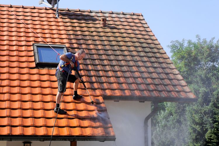 Čistenie strešnej krytiny od machu a špiny