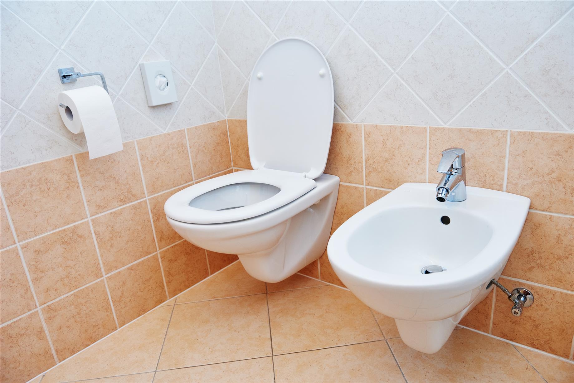 Závesné WC a bidet v kúpelni