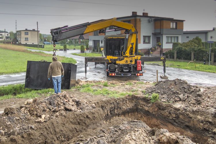 Pokládka betónovej žumpy pre rodinný dom