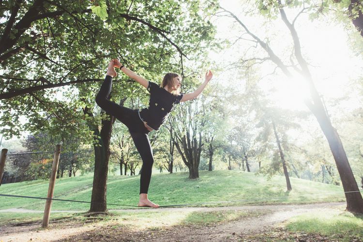 Cvičenie na slackline v parku