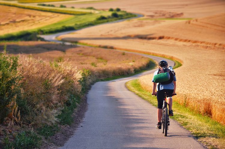 Výlet na bicykli s batohom na chrbte