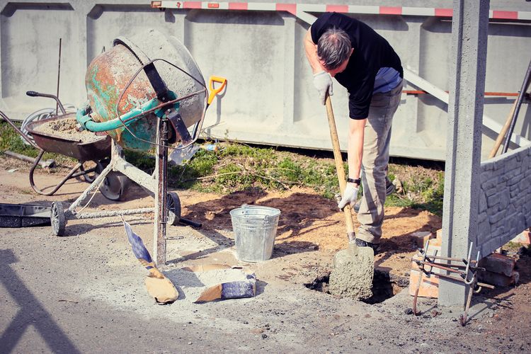 Stavba betónové plota a príprava na osadenie stĺpikov