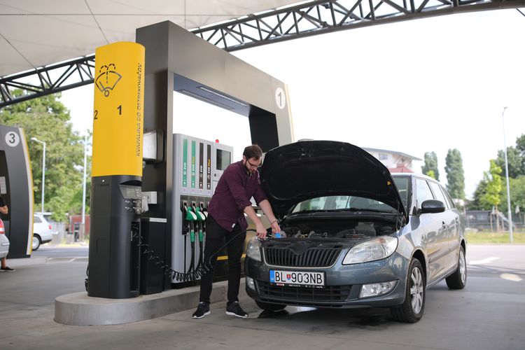 Zariadenie na výdaj zmesi do ostrekovačov