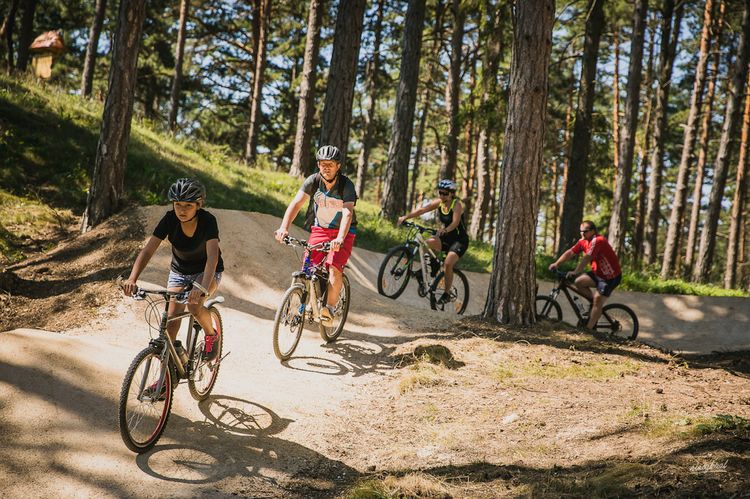 Nad Bojnicami bola z grantu vybudovaná špeciálna cyklotrasa Turzov flow trail. Zdroj: OZ Hornonitrianske stopy