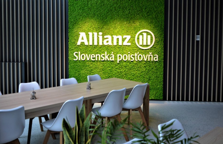 Machová stena s nápisom Allianz